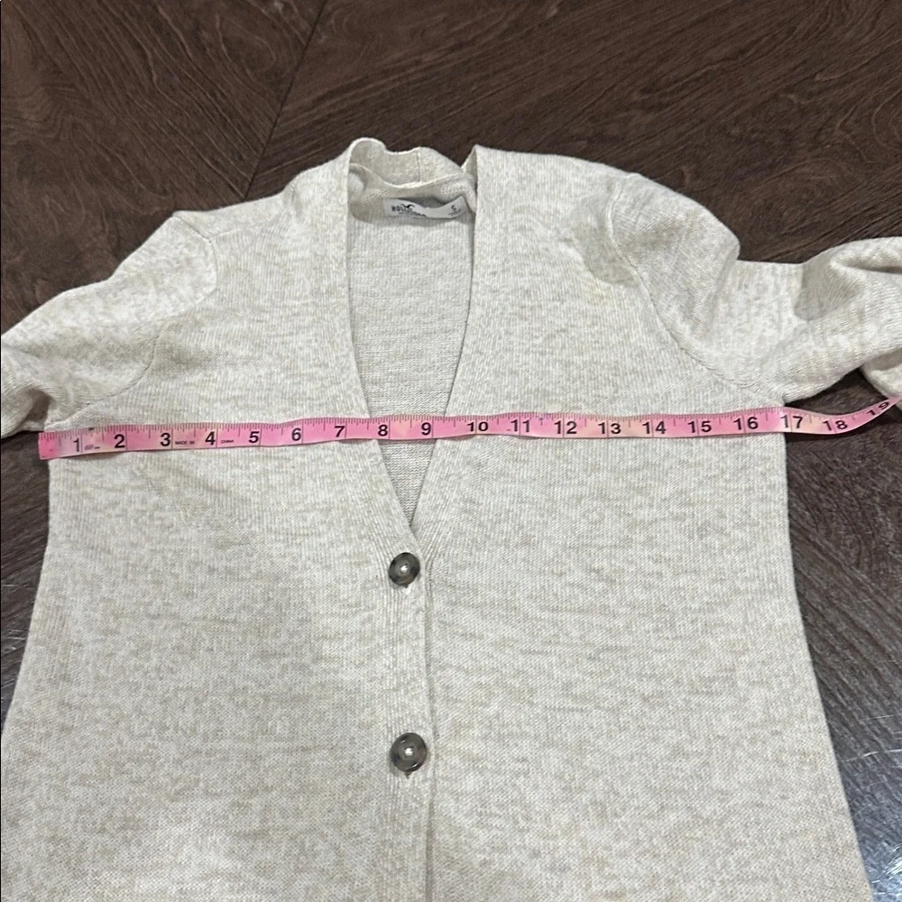 Hollister beige v‑neck